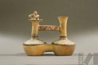 Botella de doble cuerpo con personaje cargando un vaso