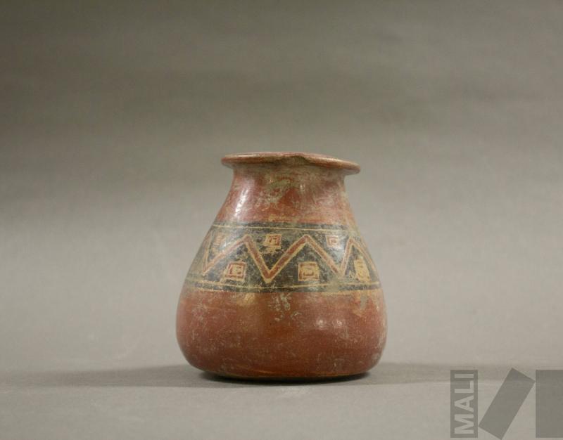 Vasija con decoración geométrica