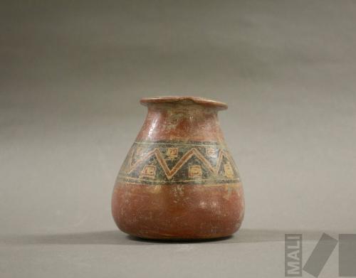 Vasija con decoración geométrica