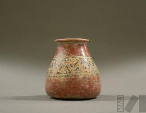 Vasija con decoración geométrica