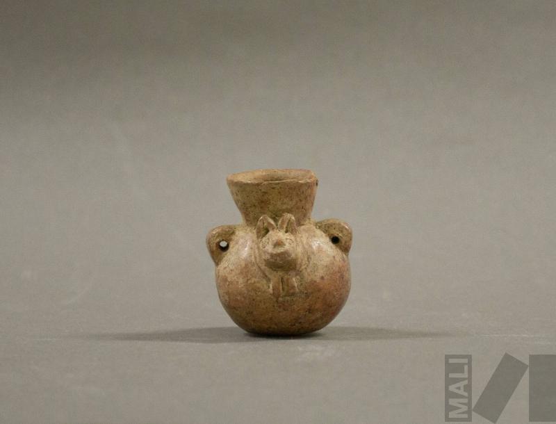 Cántaro miniatura con cabeza zoomorfa