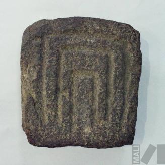 Laja con motivos lineales en forma de arco de tres bandas