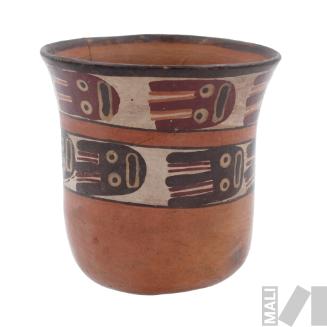 Vaso con motivos de cabezas humanas