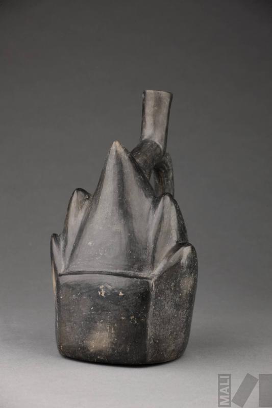 Botella con representación de montaña de cinco picos