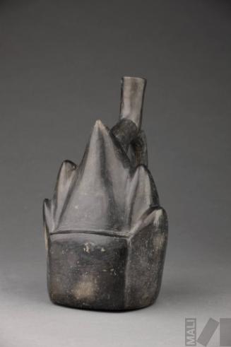 Botella con representación de montaña de cinco picos