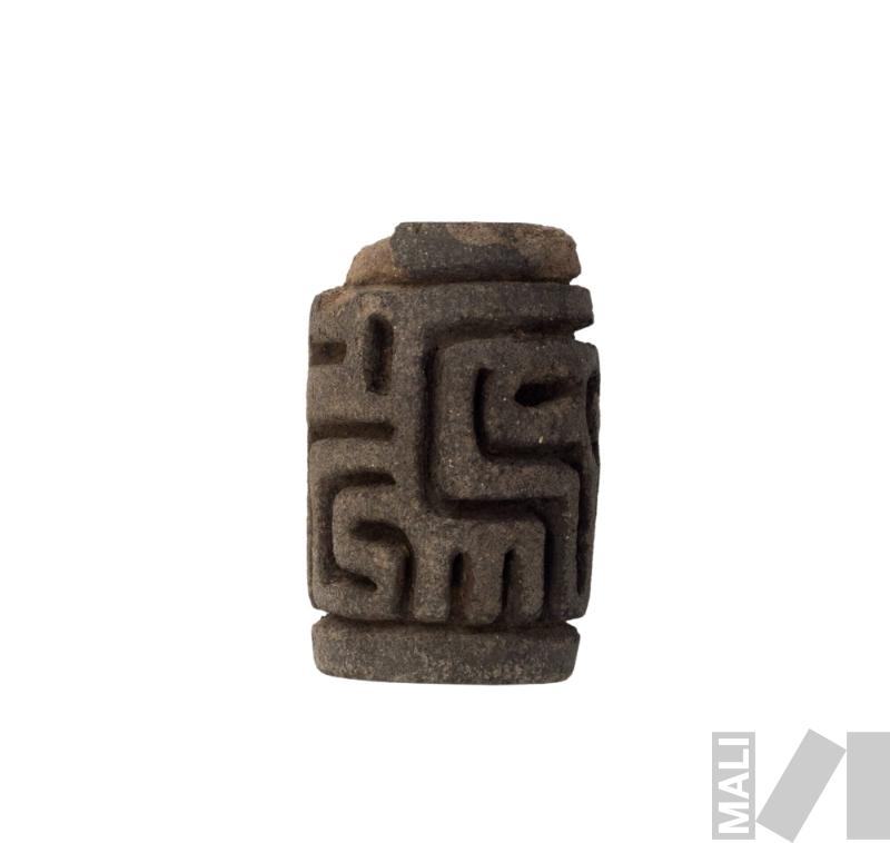 Artefacto cilíndrico con diseños incisos