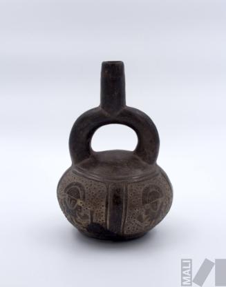 Botella de asa estribo con representación de personajes antropomorfos con báculo.