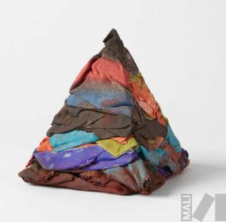 Sin Título / Pirámide y Urna