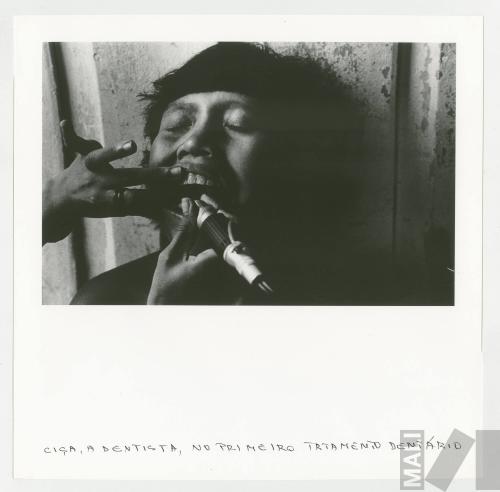 Ciça, a dentista, no primeiro tratamento dentário