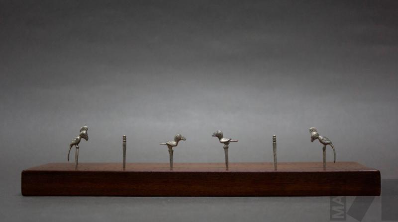 Tablero de juego con estuche de cuero y seis figurinas de plata