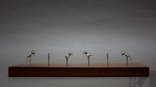 Tablero de juego con estuche de cuero y seis figurinas de plata