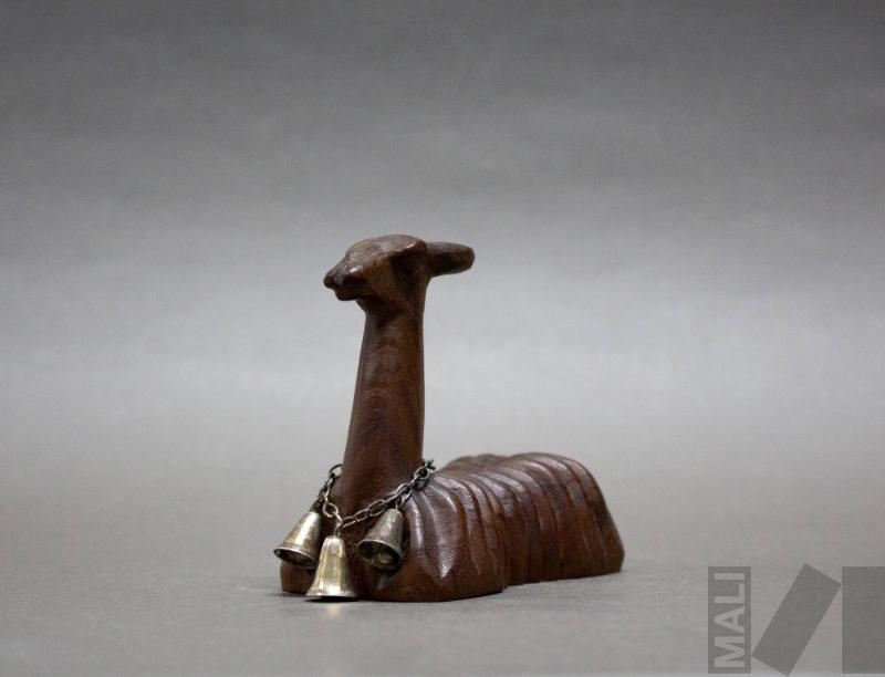 Llama con collar de tres campanas