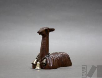 Llama con collar de tres campanas
