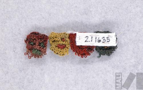 Adorno tridimensional en forma de cabezas huamanas