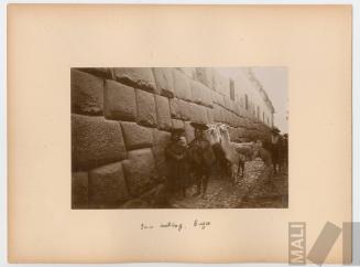 Calle del Cuzco / Grupo en Sacsayhuamán, Cuzco