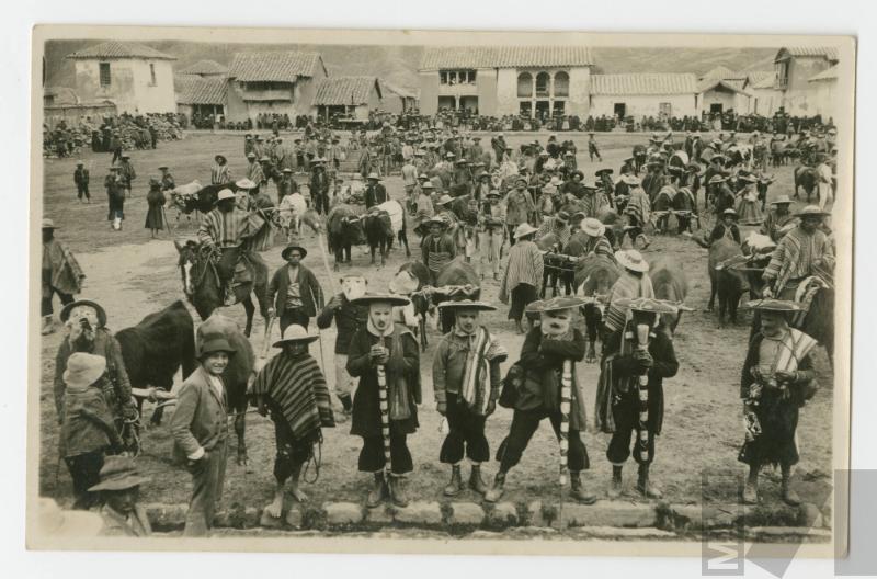 Bailarines de Qhapaq Qolla en plaza San Pablo de Canas