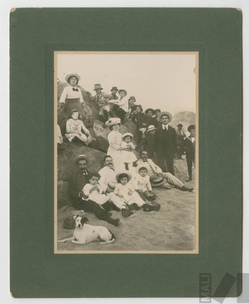 Retrato de grupo en la playa, Mollendo