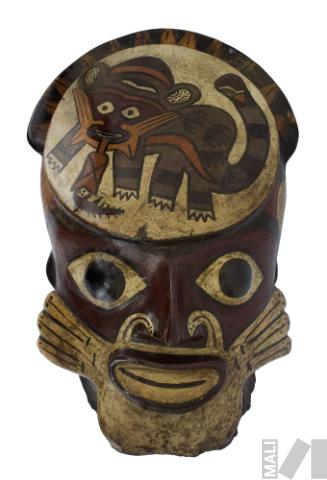 Fragmento de vasija efigie en forma de cabeza de personaje con bigotes de felino