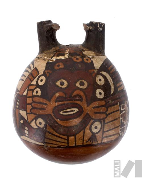 Botella con representación de Ser Mítico Antropomorfo que sostiene una cabeza trofeo y un arma