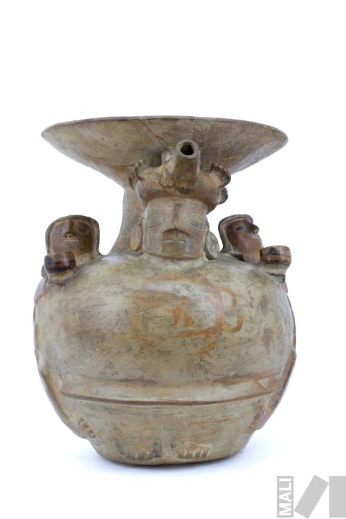 Paccha con representación de escena ritual con oficiante y acólitas