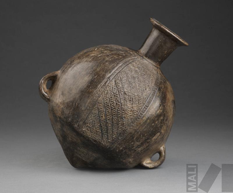 Aríbalo con diseños geométricos y de aves