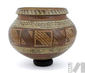 Olla decorada con motivos geométricos