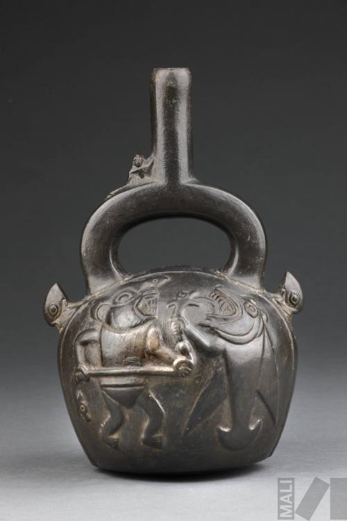 Botella con representación de combate mítico