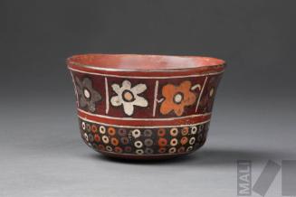 Taza con motivos de flores y anillos