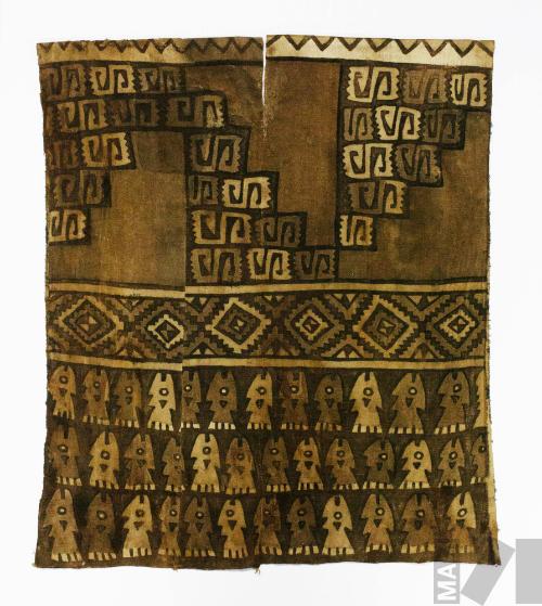 Uncu pintado con volutas, peces estilizados y banda de diamantes escalonada