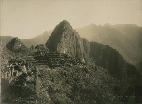 Vista general de las ruinas incas de Machu Picchu. Vista complementaria a la del lado opuesto