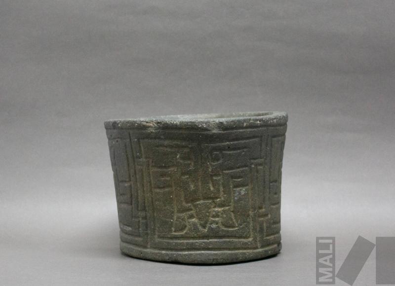 Mortero con motivos estilizados de rostros de felino