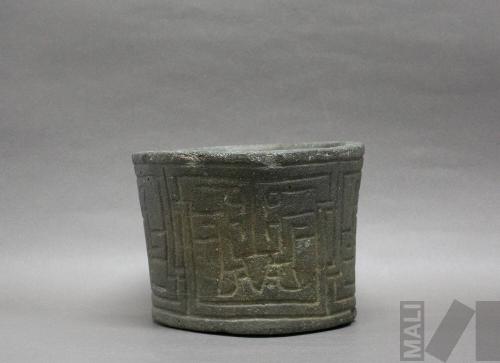 Mortero con motivos estilizados de rostros de felino