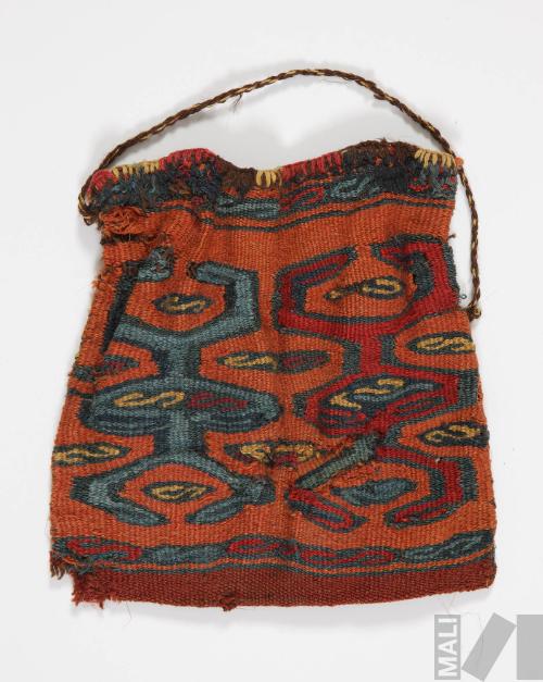 Chuspa con asa trenzada y diseños geométricos