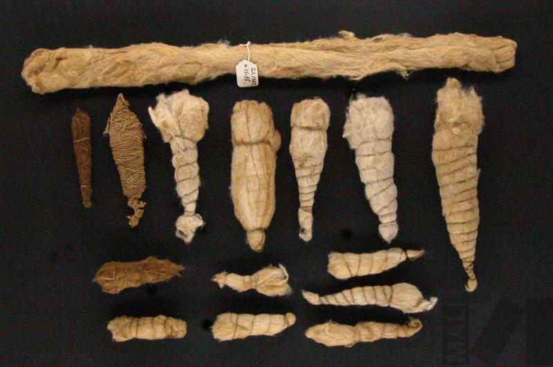 Conjunto de ovillos y motas de algodón