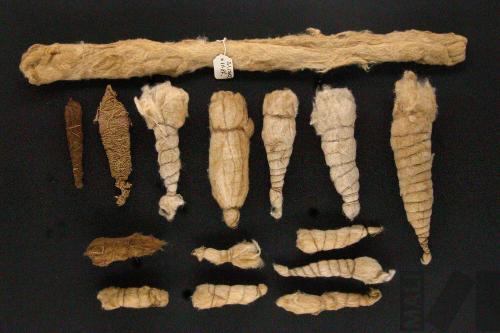 Conjunto de ovillos y motas de algodón