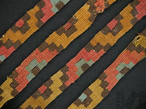 Cinta con diseño de semi cruz escalonada