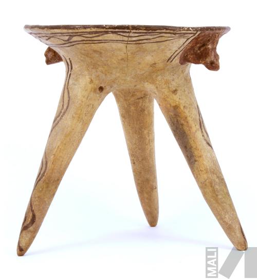 Plato de base trípode con diseño interior de volutas y bandas