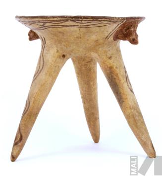 Plato de base trípode con diseño interior de volutas y bandas