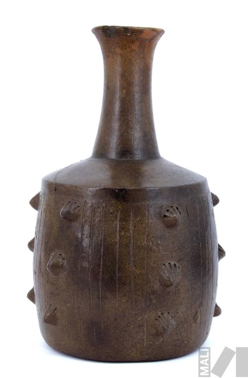 Botella con protuberancias y diseños lineales