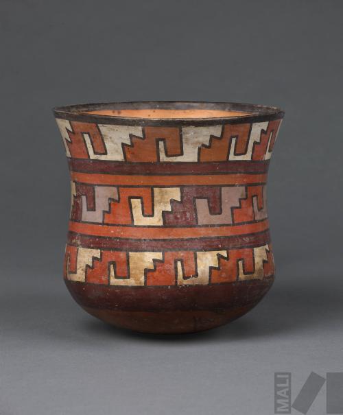 Vaso con diseño de triángulos escalonados con volutas