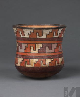 Vaso con diseño de triángulos escalonados con volutas