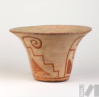 Vasija pictórica con diseño de motivo escalonado, triángulo y voluta