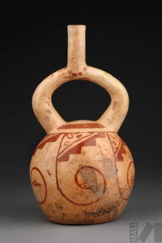 Botella con representación de diseños escalonados y volutas