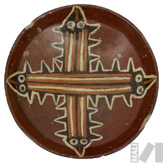 Plato con representación de serpientes aserradas en el interior