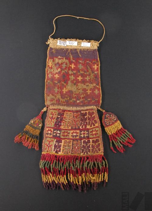 Chuspa con diseños cruciformes y estrellas de ocho puntas