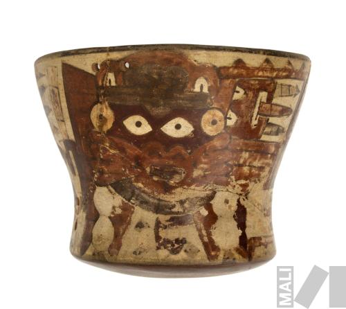Taza con representación de Ser Mítico Antropomorfo y apéndice con dardos