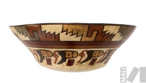 Cuenco con diseños escalonados y representación de cabezas trofeo