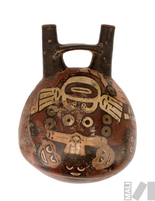 Botella con representación de Ser Mítico Antropomorfo sosteniendo el cuerpo de un hombre en una mano y en la otra una cabeza trofeo