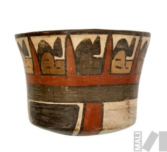 Vaso con representación de cabezas trofeo