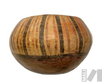 Olla con diseños geométricos lineales